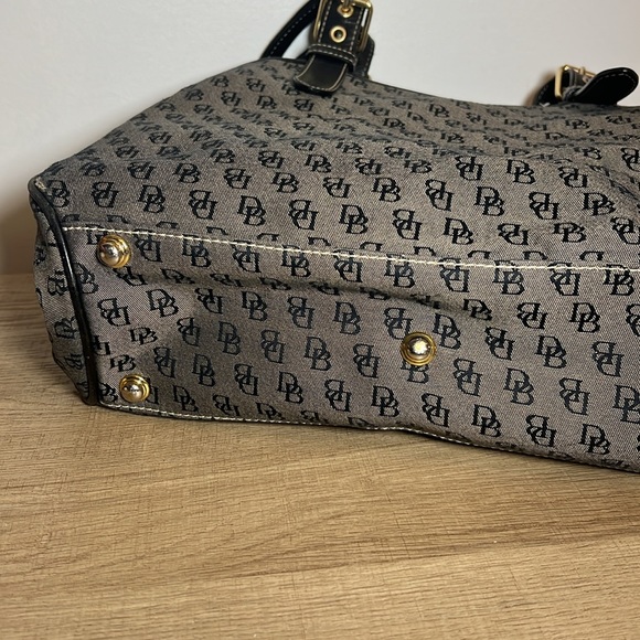 Dooney and Bourke signature shoulder bag - Picture 4 of 17